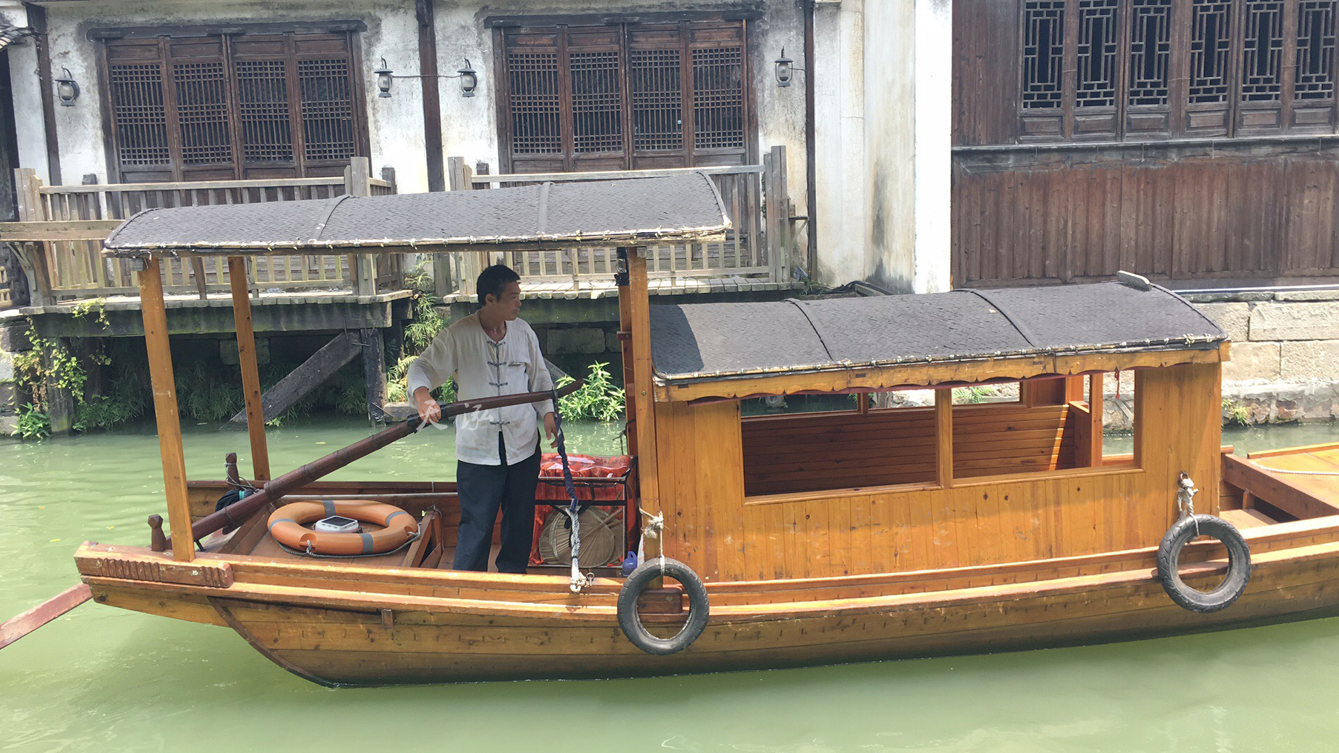 古鎮(zhèn)風(fēng)光近仍在  一櫓搖入清夢中